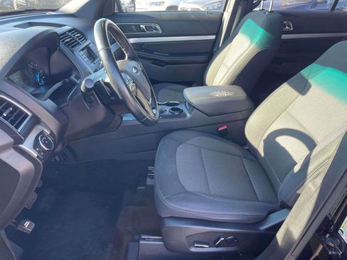 Used 2017 Ford Explorer XLT image 4