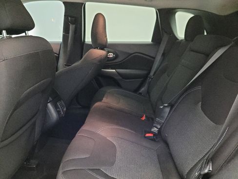 Used 2019 Jeep Cherokee Latitude w/ Popular Appearance Group image 18