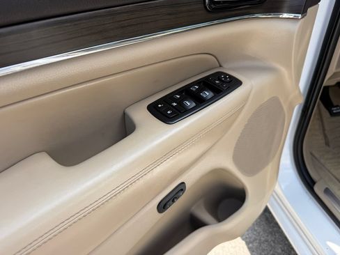 Used 2019 Jeep Grand Cherokee Overland AWD/4WD image 22