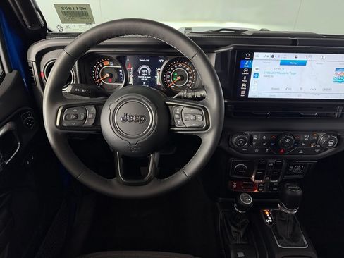 Used 2025 Jeep Wrangler Unlimited Rubicon w/ Convenience Group AWD/4WD image 14