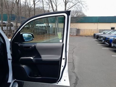 Used 2016 Toyota Tacoma SR5 w/ SR5 Appearance Package (SN) image 39