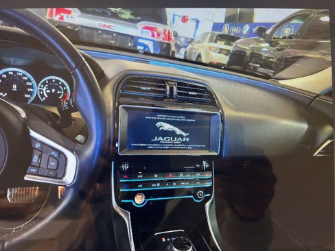 Used 2019 Jaguar XE Prestige image 7