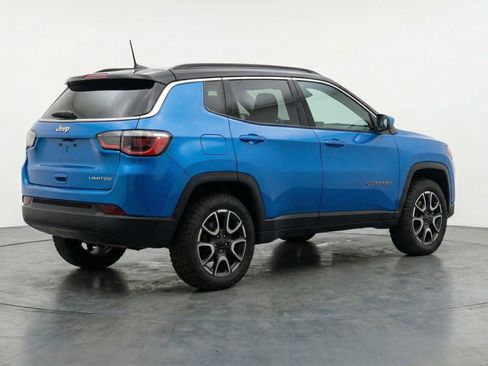 Used 2025 Jeep Compass Trailhawk w/ Trailer Tow Group AWD/4WD image 9