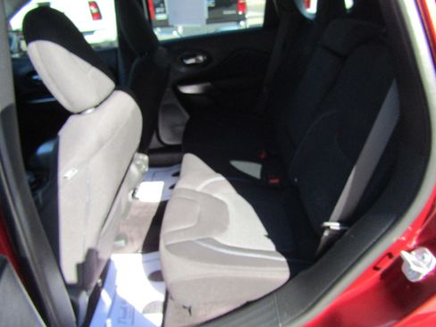 Used 2019 Jeep Cherokee Latitude w/ Cold Weather Group image 14