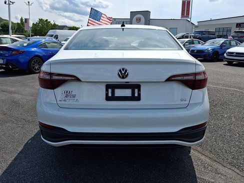 Used 2024 Volkswagen Jetta SE w/ Panoramic Sunroof Package FWD image 7