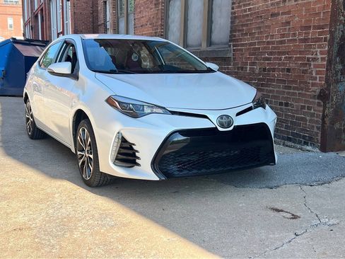 Used 2017 Toyota Corolla SE FWD image 3