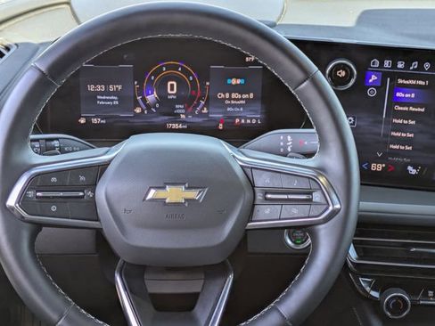 Used 2025 Chevrolet Traverse LT image 19