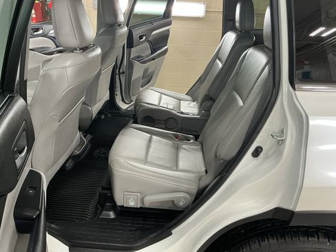 Used 2017 Toyota Highlander XLE AWD/4WD image 13