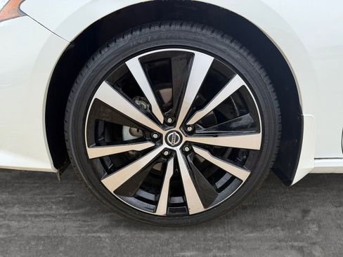 Used 2022 Nissan Altima 2.5 SR FWD image 9