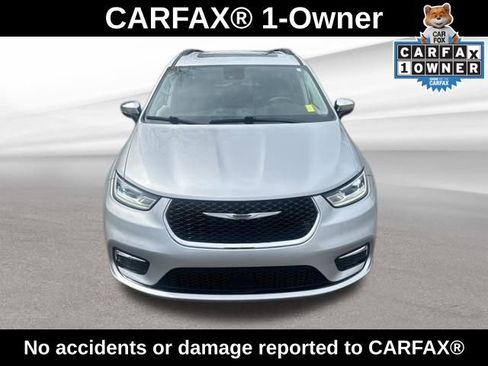 Used 2023 Chrysler Pacifica Limited image 2