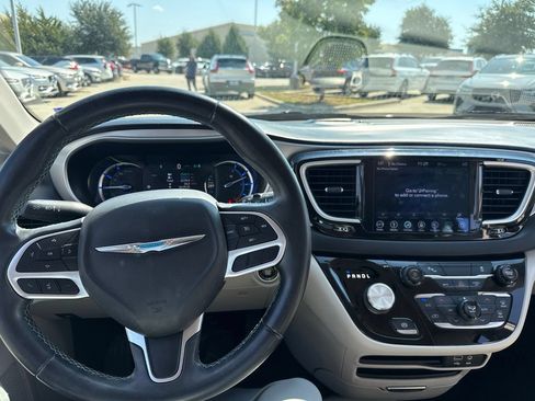 Used 2018 Chrysler Pacifica Touring-L FWD image 17