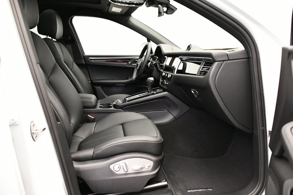 Certified 2026 Porsche Macan Turbo AWD/4WD image 49