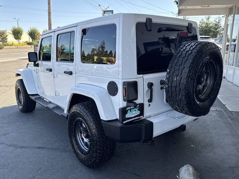 Used 2016 Jeep Wrangler Unlimited Sahara w/ Connectivity Group AWD/4WD image 3