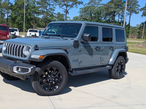 Used 2025 Jeep Wrangler Unlimited Sahara AWD/4WD image 4