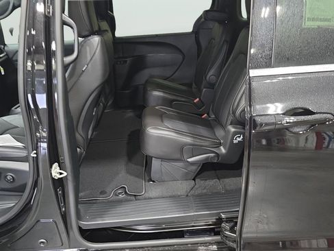 New 2026 Chrysler Pacifica Select image 16