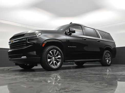 Used 2024 Chevrolet Suburban LT w/ LT Signature Package RWD image 19
