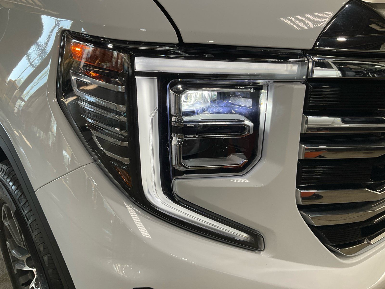 Used 2025 GMC Sierra 1500 SLT AWD/4WD image 34