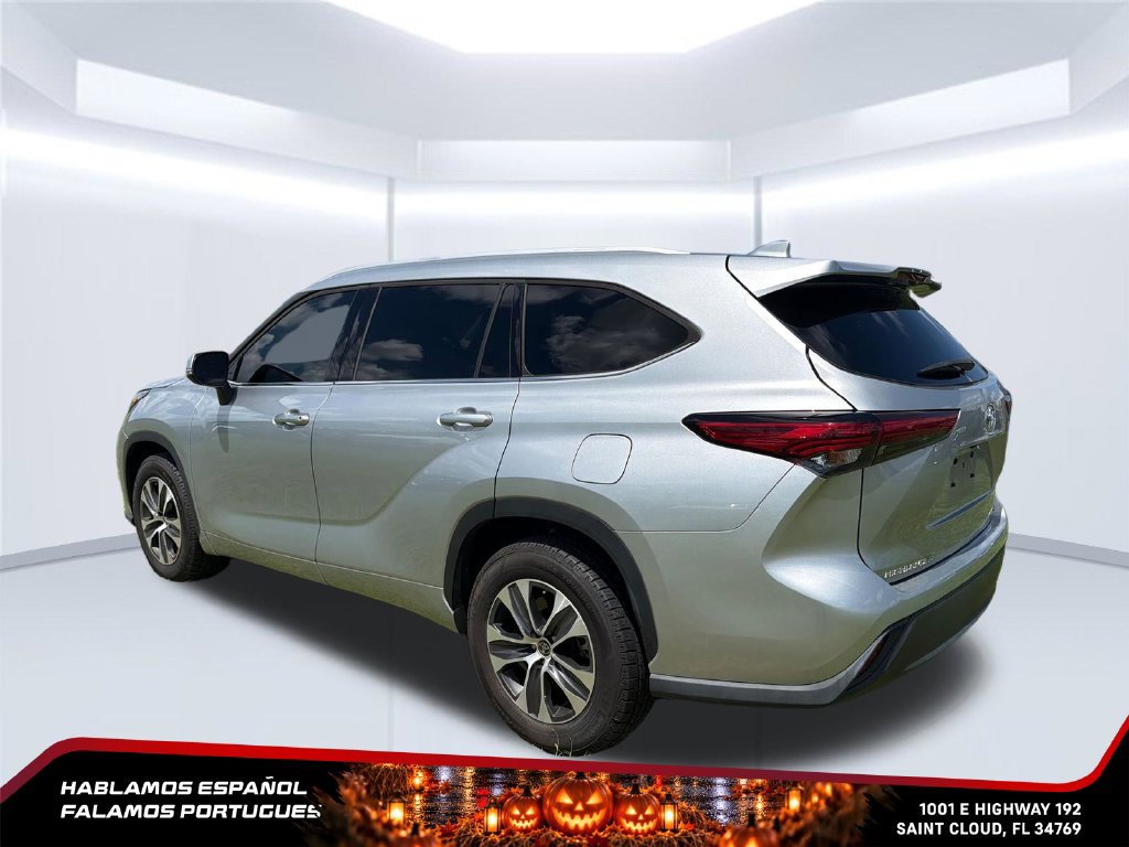 Used 2022 Toyota Highlander XLE FWD image 3