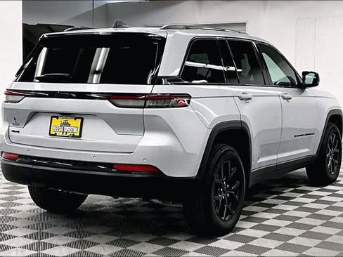 Used 2024 Jeep Grand Cherokee Altitude AWD/4WD image 13