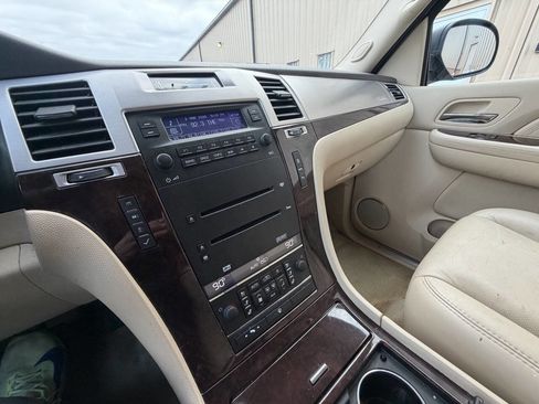 Used 2007 Cadillac Escalade AWD w/ Climate Package image 25