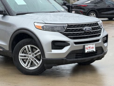 Used 2023 Ford Explorer XLT image 2