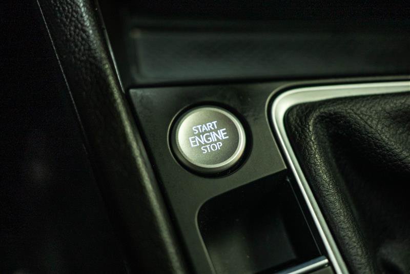 Used 2025 Volkswagen Jetta SE FWD image 21