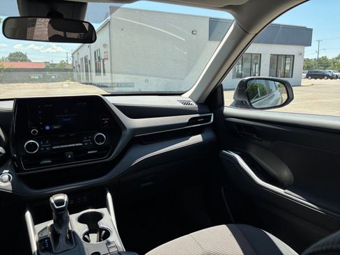 Used 2025 Toyota Highlander LE FWD image 38