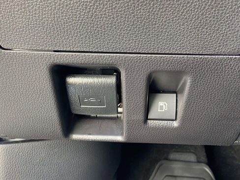 Used 2025 Toyota Highlander XLE image 30