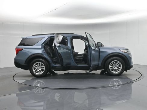 Used 2025 Ford Explorer Active w/ Active Comfort Package RWD image 5