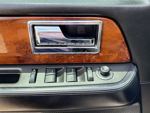 Used 2016 Lincoln Navigator L Select RWD image 18