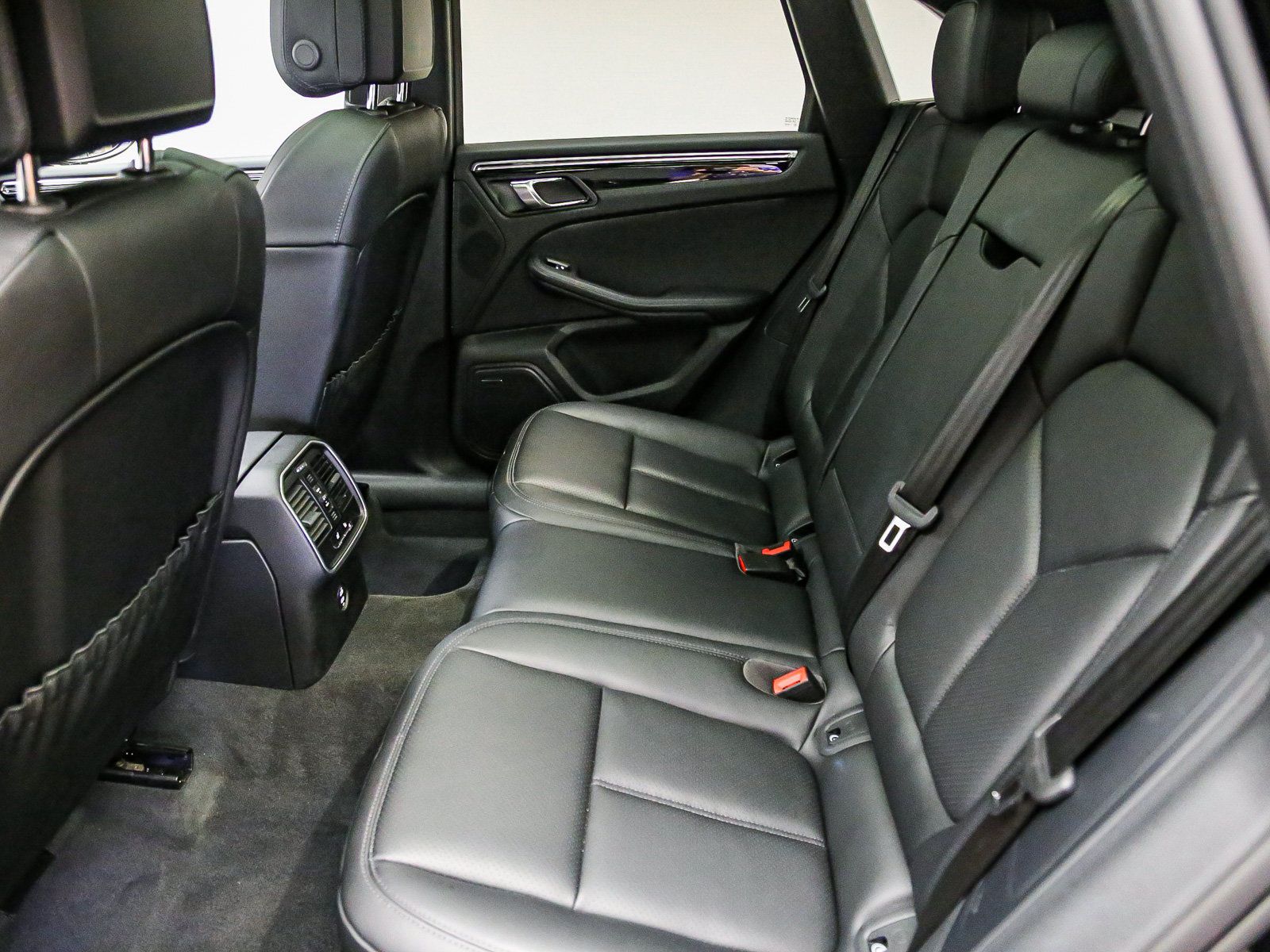 Certified 2025 Porsche Macan AWD/4WD image 23