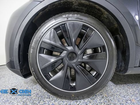 Used 2024 Tesla Model Y Long Range AWD/4WD image 46
