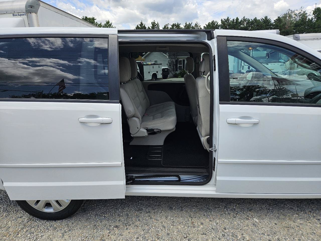 Used 2017 Dodge Grand Caravan SE FWD image 24