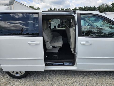 Used 2017 Dodge Grand Caravan SE FWD image 24