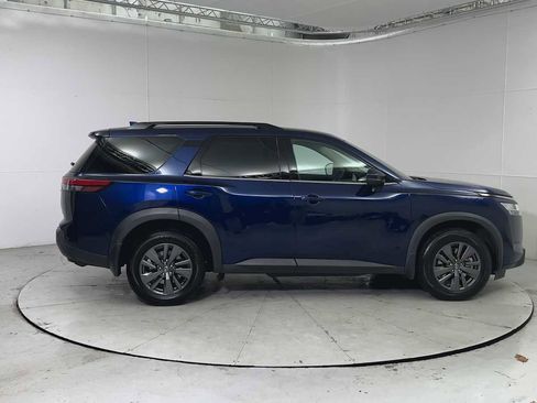 Used 2022 Nissan Pathfinder SV image 9