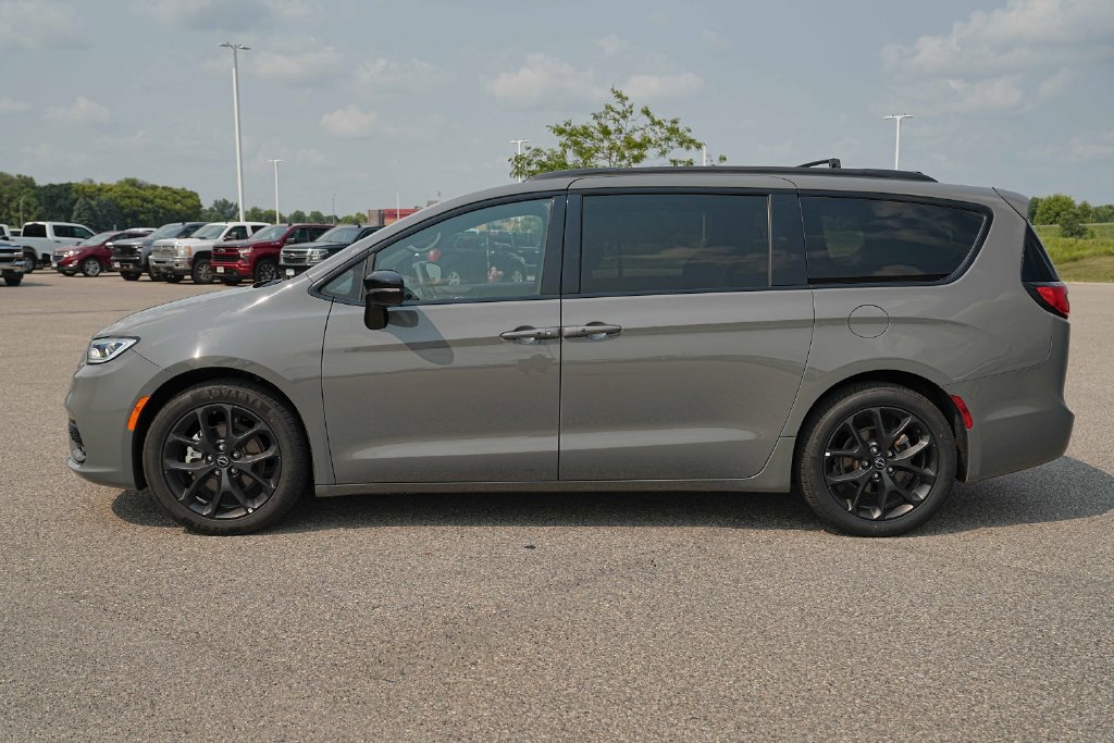 Used 2025 Chrysler Pacifica Limited FWD image 11