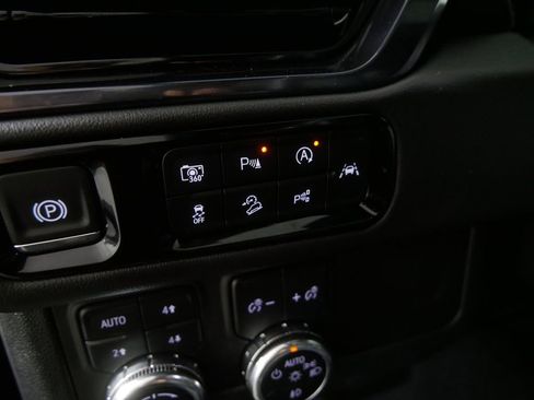 Used 2025 GMC Yukon AT4 AWD/4WD image 21