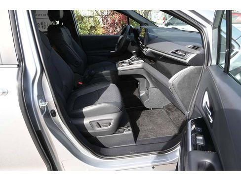 New 2025 Toyota Sienna Platinum image 15