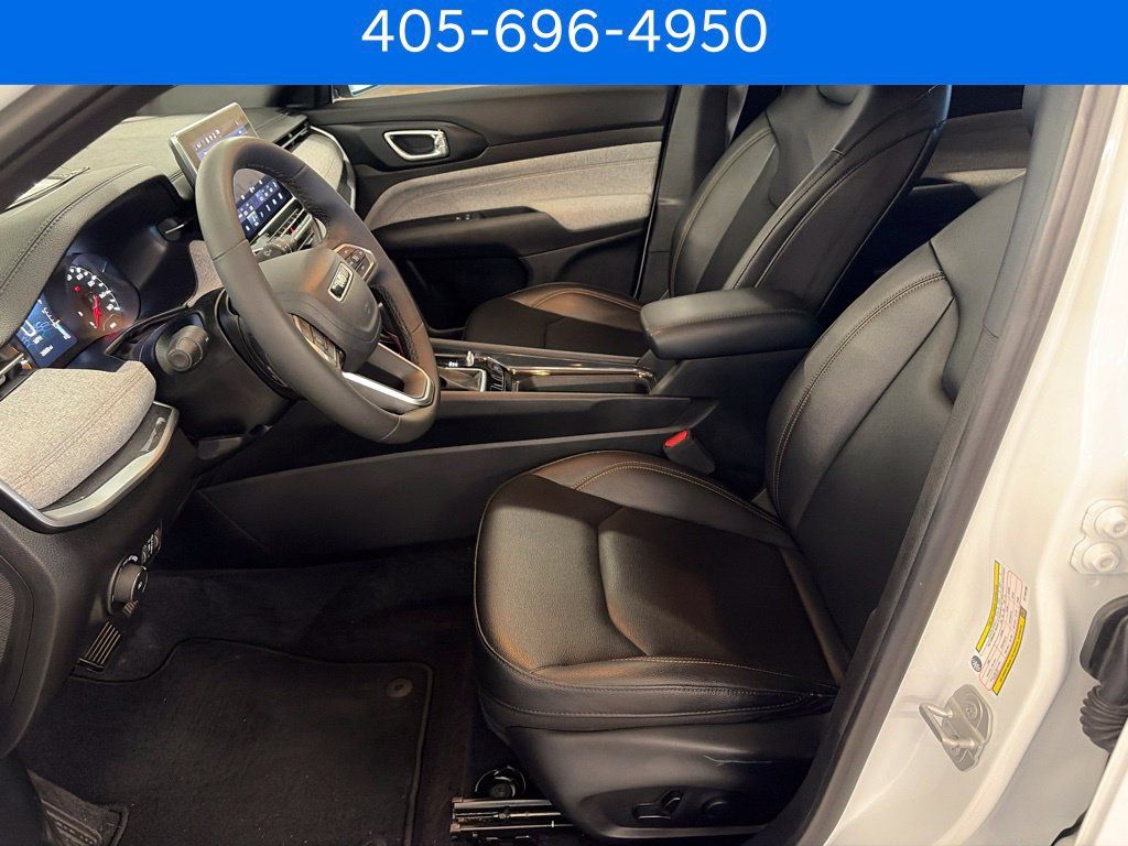 Used 2024 Jeep Compass Latitude AWD/4WD image 11