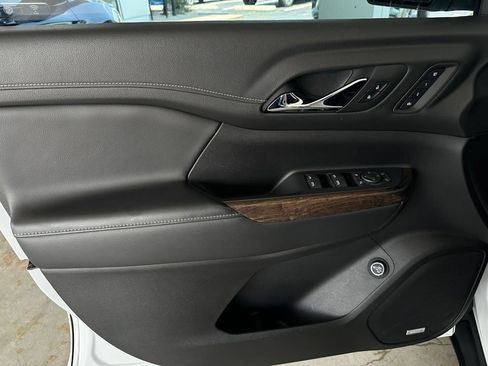 Used 2022 GMC Acadia Denali w/ Denali Ultimate Package FWD image 12