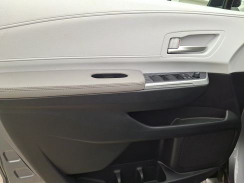 Used 2026 Toyota Sienna XLE FWD image 2