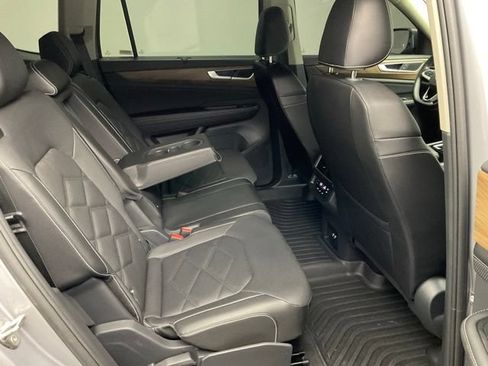 Used 2025 Volkswagen Atlas SE FWD image 28