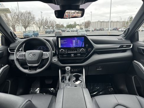 Certified 2025 Toyota Highlander XSE image 29