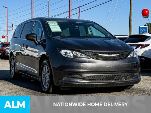 Used 2023 Chrysler Voyager LX FWD image 4