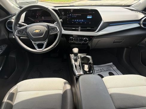 Used 2024 Chevrolet Trax LT w/ LT Convenience Package FWD image 22