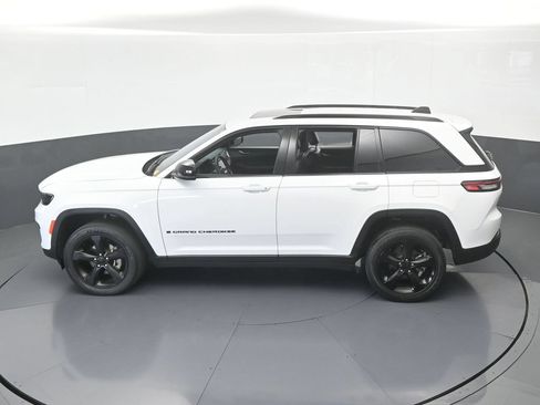 Used 2024 Jeep Grand Cherokee Altitude RWD image 46