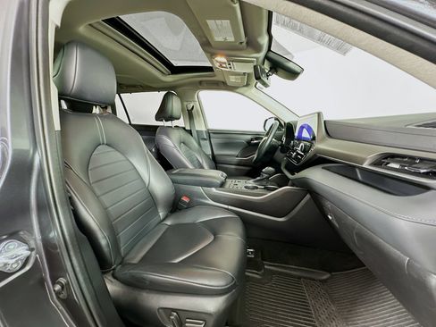 Used 2023 Toyota Highlander XLE AWD/4WD image 30
