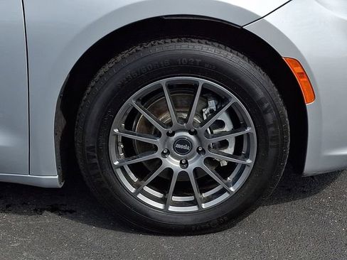 Used 2024 Chrysler Pacifica Touring-L FWD image 8