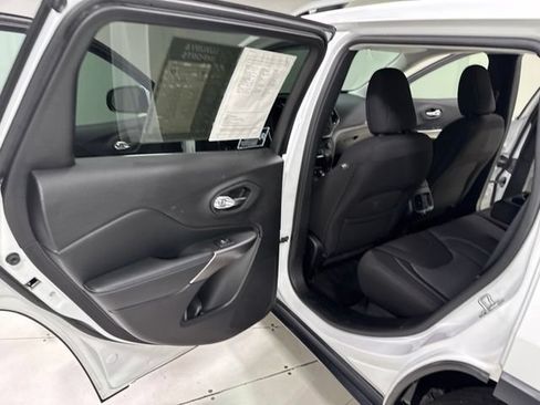 Used 2019 Jeep Cherokee Latitude w/ Popular Appearance Group AWD/4WD image 20