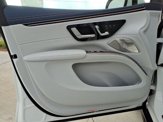 Used 2023 Mercedes-Benz EQS 580 4MATIC SUV image 12